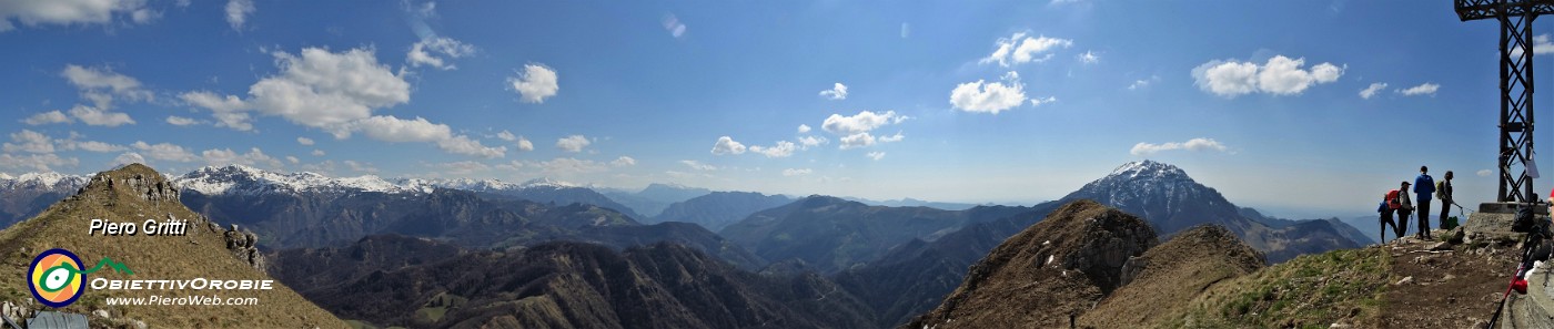 74 Dalla Croce di vetta del Due Mani vista in Resegone e verso la Val Brembana.jpg